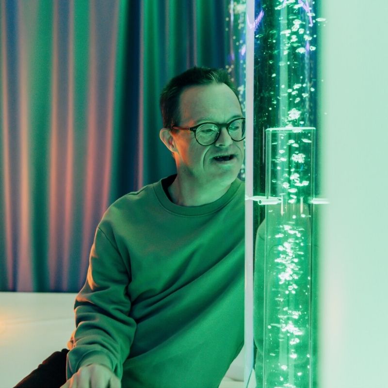 TFH Aquarium Bubble Tube - 6" Diameter - Adult active play next to green tube