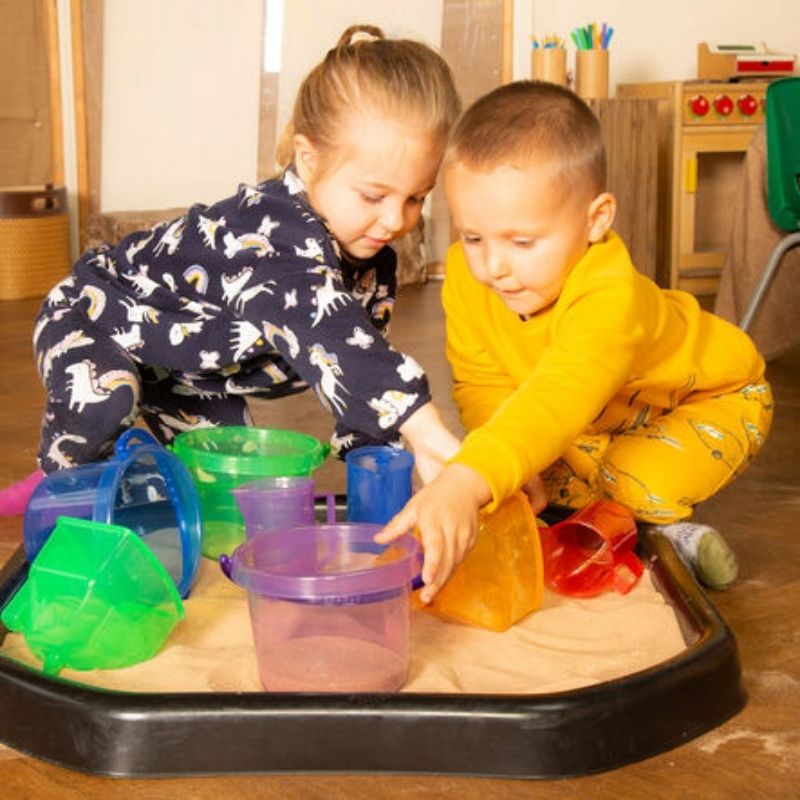 TTSTranslucentColourBucketSet-6pk_6-TTSTranslucentColourBucketSet-6pk_5-active kids playing with sand2