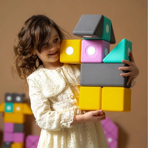 TUKI Big Magnetic Blocks Set - Builder 26 girl holding build