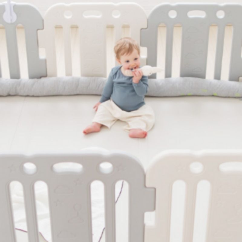 Licoco and Ggumbi play room set assembled at home, demonstrating the noise-reducing playmat and adjustable enclosure design