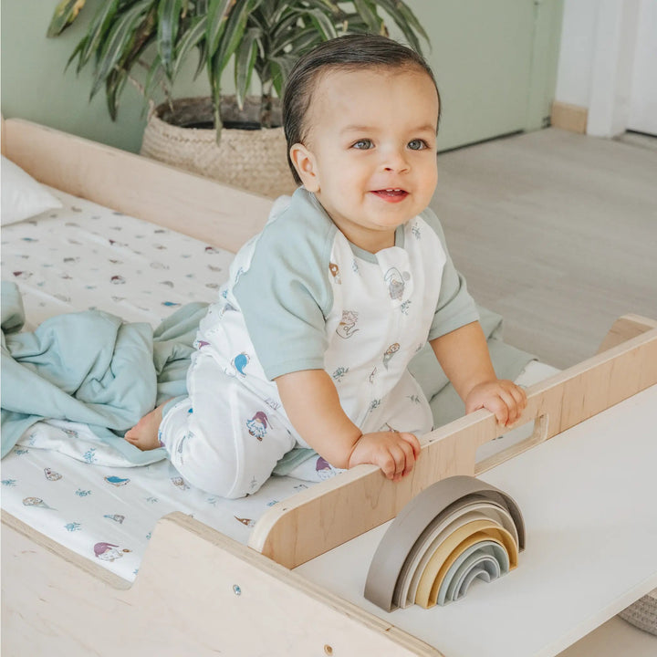 Sapiens Child Apple Montessori floor bed in crib size showing the recommended mattress fit dimensions of 26.5-27.5 inches wide by 51-52 inches long