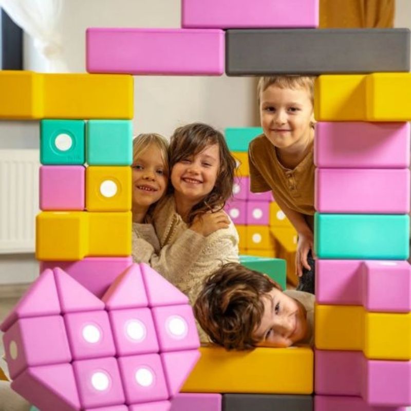 Four children simultaneously building a floor-scale environment with the TUKI BIG Smart Magnetic Blocks Smart 160, demonstrating the large-group collaborative construction the 160-piece 4 Smart shape EN71-certified set enables